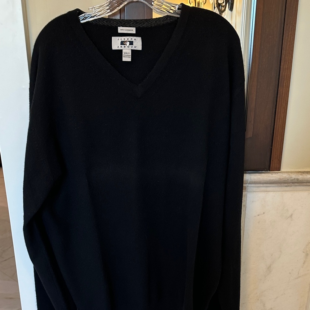 Joseph Abboud Sleek Black V-Neck Sweater